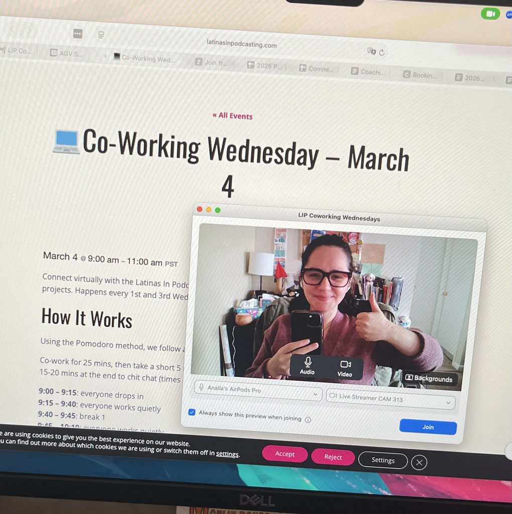 Analía Gomez Vidal in glasses gives a thumbs-up and holds up her phone in a Zoom preview window titled LIP Coworking Wednesdays. Behind it is the Latinas In Podcasting event page for Co-Working Wednesday, March 4, from 9:00 to 11:00 am PST. Analía Gomez Vidal con lentes levanta el pulgar y sostiene su celular en una ventana de vista previa de Zoom titulada LIP Coworking Wednesdays. Detrás aparece la página del evento Co-Working Wednesday de Latinas In Podcasting, el 4 de marzo, de 9:00 a 11:00 am PST.